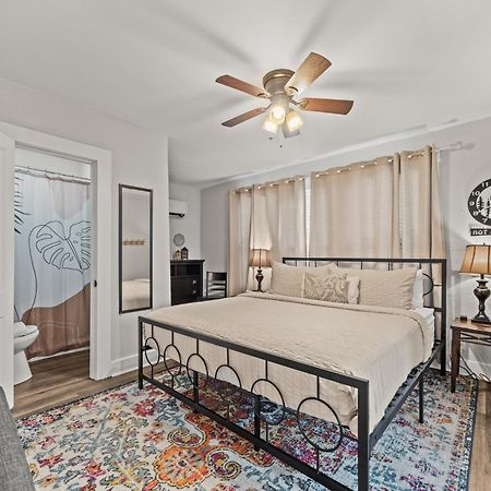 Cedar Blossom Bungalow Is A Cozy Getaway With A 5 Minute Walk To Downtown! Hot Springs Luaran gambar
