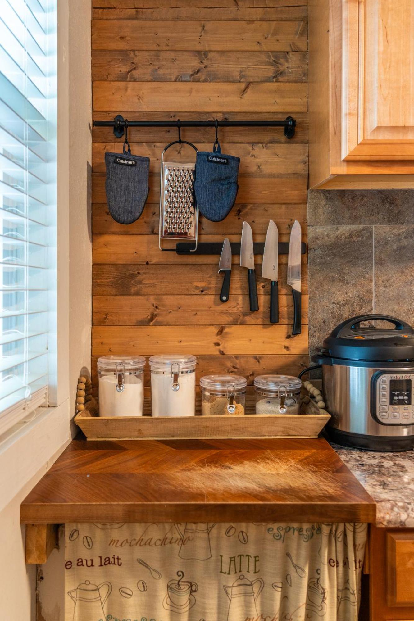 Cedar Blossom Bungalow Is A Cozy Getaway With A 5 Minute Walk To Downtown! Hot Springs Luaran gambar